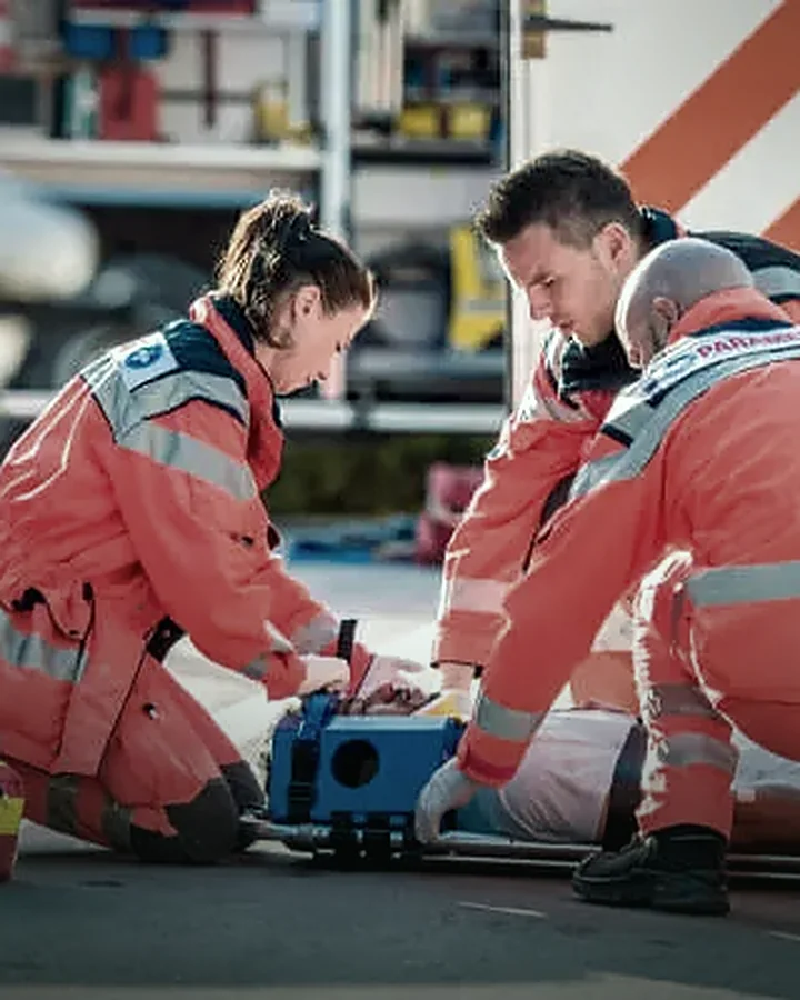 Equipe de resgate atendendo uma vítima de trauma no chão